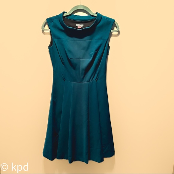 Vince Camuto Dresses & Skirts - Vince Camuto jade/dark emerald cowl neck sleeves A-Line midi dress